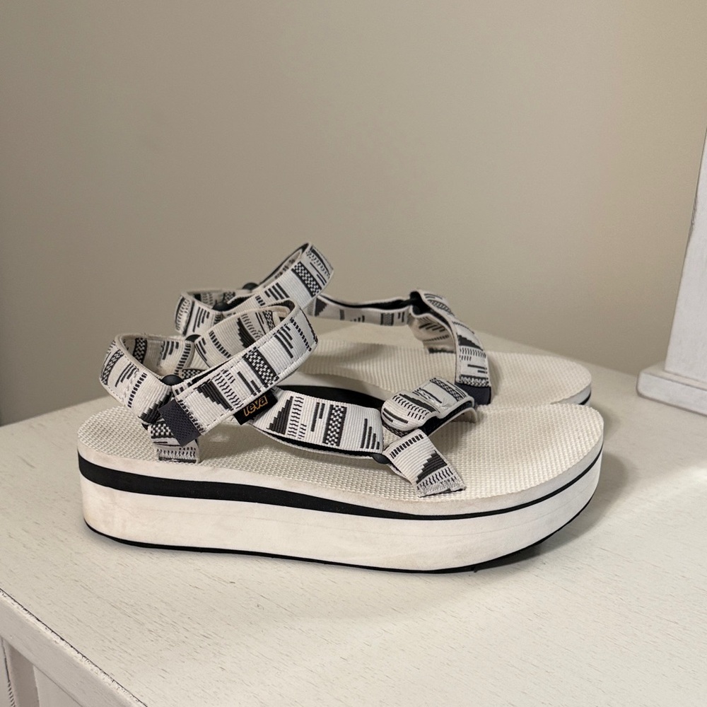 Teva Women's Flatform Universal Platform Sandals Chalk White and Gray / Size 10